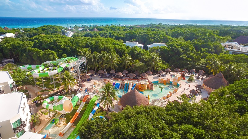 Deslízate a toda velocidad por los toboganes del Aqua Park